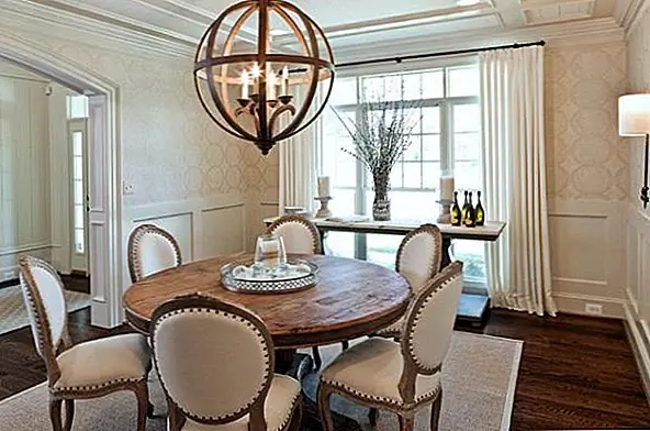 С его растянутыми ногами подставки, этот круглый, деревенский стол пьедестала не имеет никаких помех в том, чтобы быть надежно размещенным в пространстве. Мягкие кресла Луи добавляют ощущение изысканности в визуально здоровенный стол, а также элегантно воздерживаются от визуального облегчения в сравнении. Другими словами, стол для пьедестала и натуральные стулья Louis идеально сбалансированы, имеют форму (круглый), стиль (органический) и высокий (одинаково стабильный). А также, я просто должен приветствовать выбор люстры. Совершенное совершенство.