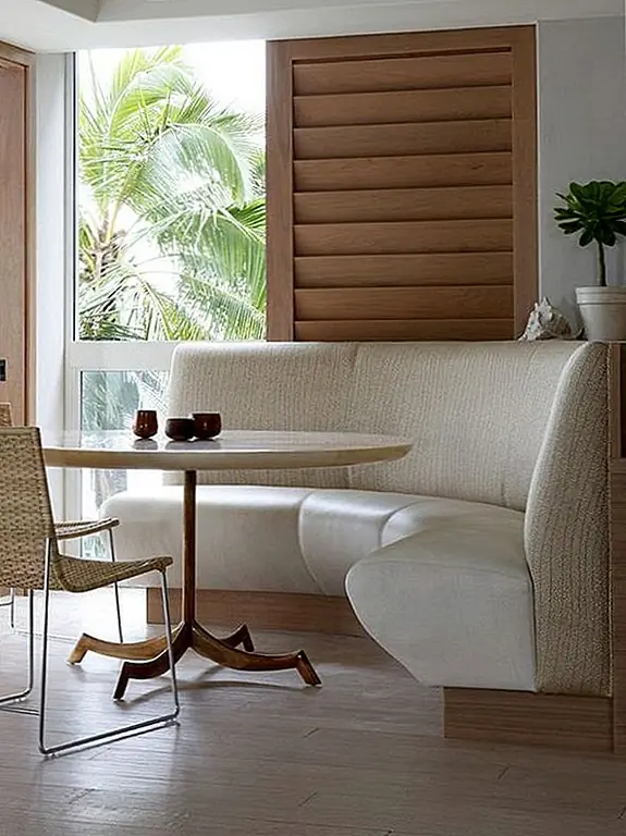 Неудивительно, что этот несколько штыревой стол с пьедесталом был бы совершенно превзойден ничем иным, как аналогичным сочетанием свежего стула. Быстрый взгляд на дверной проем к тем пляжным пальмовым листьям делает выбор этих плетеных стульев без проблем. Их стиль классически прост, они полностью соответствуют естественному ощущению пространства, и с их тонкими металлическими ногами стулья фактически делают стол пьедестала почти доминирующим. (Почти.) Этот земной, безмятежный матч идеален.