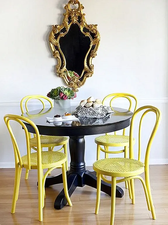 Жирный, визуально тяжелый черный стол для пьедестала предназначен для того, чтобы одолеть большинство стульев, установленных вместе с ним. Если, конечно, эти стулья не станут яркими винтажными креслами Тонет, и в этом случае привлекательный стол будет вынужден разделить центр внимания. Этот взгляд можно было бы достичь довольно легко с помощью любых стульев из хрусталя, лакированных ярким, жизнерадостным цветом и в паре с таким же узким черным столом. То, что делает это особое спаривание настолько большим, однако, является визуальной центральной линией самого пьедестала, обрамленной этими веселыми лимоническими стульями.