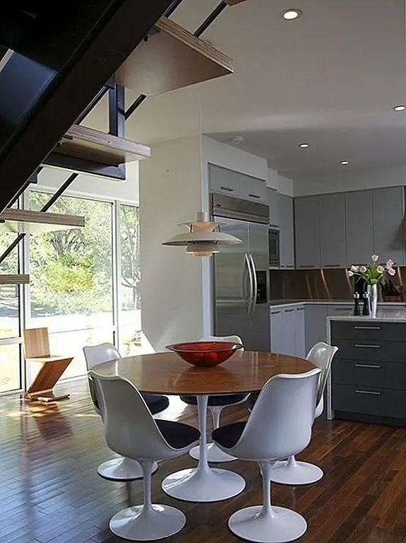 Обсуждение столов пьедестала вряд ли было бы полным, не глядя на обеденный набор саариненских тюльпанов. Обеденный стол из тюльпана и тюльпановые безрукие стулья, выполненные друг для друга, сбалансированы. Гладкая белая отделка каждого стебля является классической, свежей и (если честно) полностью непритязательной, в то время как деревянная вершина стола работает с деревянным полом. Трудно быть более сложным, чем это вокруг обеденного стола пьедестала.