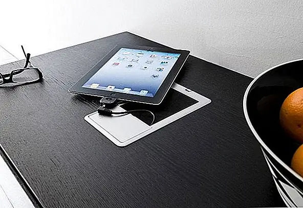 Это было графическое воплощение дизайна и взглядов. Еще одно интересное - это оригинальная идея создать комнату в комнате. Как вы можете видеть, вновь созданное пространство находится внутри уже существующей комнаты. Эта смесь модернизма, заключенного в старую здание с супер красивыми традиционными строительными материалами, оставленными в поле зрения, действительно уникально.