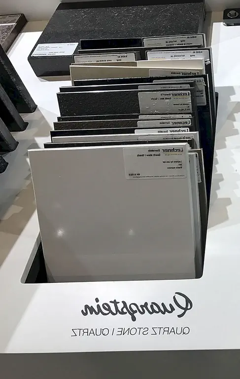 Немного ошибочно назвать искусственный камень из кварцевых столешниц, потому что на самом деле это не так. Материал не вырезается из карьера, как натуральные материалы для столешниц. Кварц - один из самых распространенных минералов на Земле, являющийся компонентом камня. Если вы покупаете гранитные столешницы, вы заметите минеральные узоры в камне, и один из этих минералов - кварц. Вы можете увидеть, как некоторые продукты рекламируются как «натуральный» кварц. Хотя минерал естественный, не думайте, что вся столешница естественна.