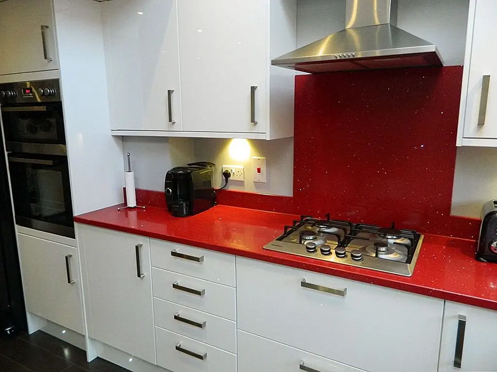 На самом деле, кварцевая столешница не будет составлять 100% кварца. Материал искусственный, сочетающий кварц с другими материалами. Это на самом деле 90% земли с 8-10% смол, полимеров и пигментов. Кварцевые минералы смешивают со смолой, а затем обрабатывают давлением и теплом с образованием материала столешницы, который очень твердый и гранитоподобный. Как тонко измельчается кварц, будет определяться внешний вид. Грубо измельченный кварц производит выцветший вид и тонко измельченный кварц дает более гладкий вид. Толщина столешницы варьируется от ½ дюйма до 1 дюйма, в зависимости от стиля, марки и размера.