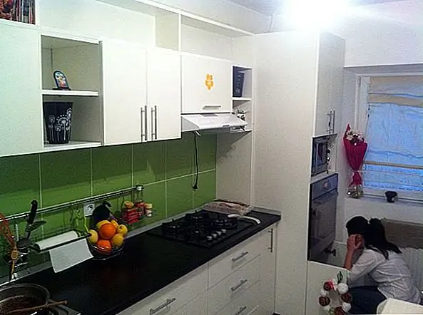 Проект читателя: Зеленая кухня backsplash и белые шкафы