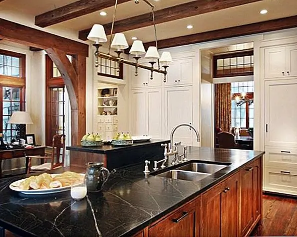 Атмосфера всегда более теплая и привлекательная, когда на потолке выставлены деревянные балки. Независимо от того, выделяются ли они и контрастируют с цветом фона или смешиваются ли они, они делают комнату очень уютной.