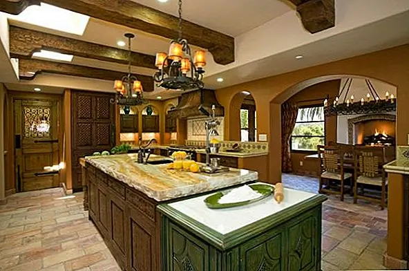 Когда вы рисуете лучи того же цвета, что и потолок, вы моментально делаете их более легкими, но они все еще видны. В случае с кухней эта опция часто предпочтительнее, потому что она придает комнате сплоченный вид.