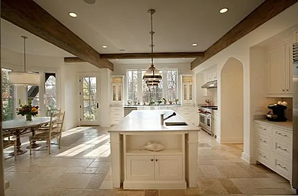 Хотя они имеют тенденцию иметь традиционный вид, потолочные балки - прекрасный способ сделать декор казаться более случайным, теплым и привлекательным. Они обычно прекрасно дополняют декор в промышленном стиле, ослабляя холодность, присущую этому стилю. В случае кухни это очень приветливая деталь, учитывая все приборы, которые обычно ограничивают декор.