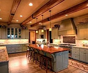 Деревенские и приглашающие кухни с облицованными потолочными балками