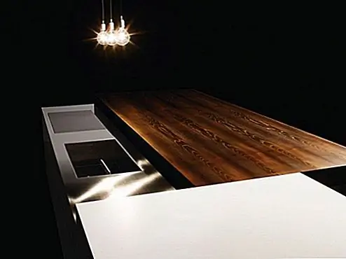 Мало того, что вы можете сэкономить много места с этим куском, но это также чрезвычайно функциональная структура. Как верхние слайды, его можно использовать как бар, как обеденный стол, как закусочный стол или просто как обслуживающий участок. Когда он закрыт, кухня выглядит намного менее занятой. Счетчик также имеет несколько мест хранения, также скрытых. Это одна из самых красивых кухонных штук, которые вы когда-либо могли найти. Современный и стильный, этот кухонный прилавок будет дополнять любой дом.