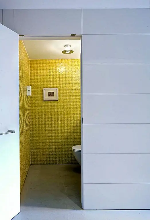 Кухня является частью более широкой коммунальной зоны, и она находится на улице. Одна часть с видом на сад. Это означает, что это спокойная окружающая среда и что она также приносит пользу из большого количества естественного света. В окнах есть занавески, которые пропускают свет, но также обеспечивают конфиденциальность. Для деталей и украшений Анджела держала вещи простыми и выбрала только элегантные светильники и плавающую полку, чтобы показать свою красочную керамику.