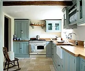 Стильная бирюзовая кухня, отремонтированная парковой фермой