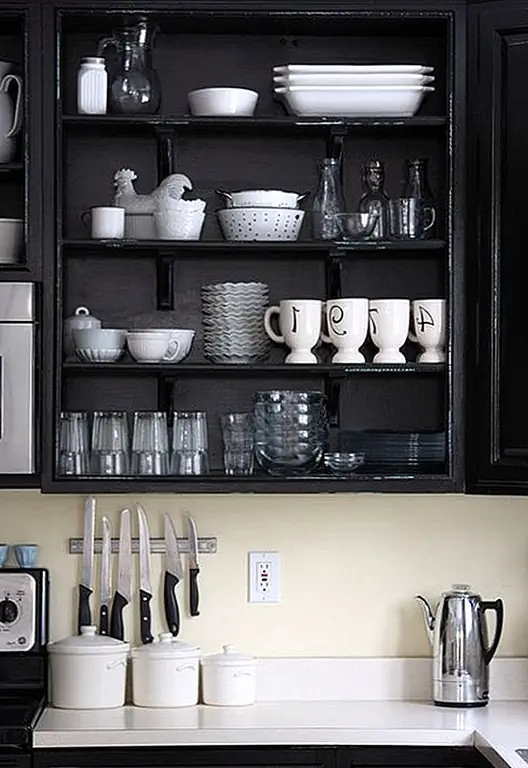 Кроме того, магнитная стойка для ножей занимает значительно меньше места, чем любые другие стойки для ножей. В основном это просто длинная и тонкая полоска, которая может быть установлена на стене или на дверях шкафа. Он не имеет встречного пространства. Кроме того, вы можете использовать его и для других кухонных принадлежностей. У вас может быть два ряда: один для ножей и один для ваших металлических шпателей и другой посуды. Поместите их горизонтально или вертикально и используйте их, чтобы красиво отобразить коллекцию ножей.