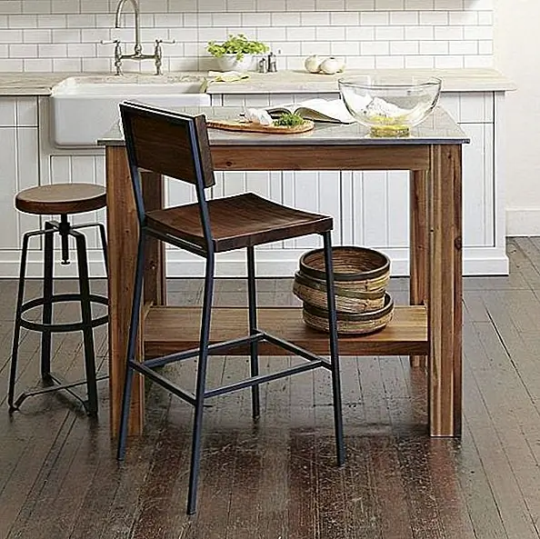 Чтобы сделать переход между уютной древесиной холодным металлом, эта коллекция на самом деле является комбинацией обоих. Там также сильный индустриальный облик этой кухни дает все металлические элементы. И чтобы все было сделано, кухня проста и не имеет никаких бесполезных деталей или украшений. Это просто уютное и теплое место, где вы можете чувствовать себя комфортно, работаете ли вы или нет. Поэтому при проектировании деревенской промышленной кухни учитывайте несколько элементов: большое количество дерева в сочетании с металлом, простотой и недостатком или небольшими деталями. Прямоугольный обеденный стол для 248 евро, стулья от 165 евро, кухонный остров 415 евро и промышленный стул 148 евро.