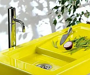 Яркая ваша кухня этим летом с этой неоновой желтой каменной раковиной