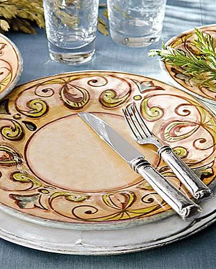 Второй набор, который мы выбрали сегодня, - это посуда Gaia с 12 частями. Он отличается прекрасным сочетанием старого мастерства и современных дизайнов. Ручная работа из земляных изделий, детали из этого набора раскрашены вручную и тщательно оформлены. Они безопасны в посудомоечной машине. В комплект входят четыре тарелки для обеда, салат и чаши. Доступны по 690 $.