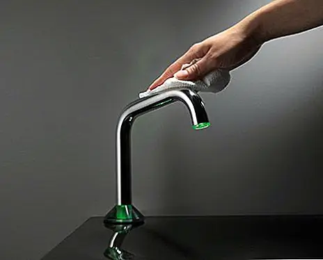 Я хочу начать эту вершину с новейшего полуавтоматического крана KWC, который оснащен сенсорной технологией, которая была первоначально разработана для использования на кухнях и в общественных местах. Мне нравится называть «умный» кухонный кран, потому что синий означает холодную воду, оранжевый для теплого и красного для горячего.