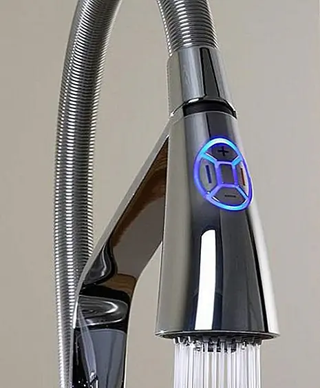 Aquabrass выкатил электронный кухонный кран I-Spray. В смесителе I-Spray имеется панель управления мягким прикосновением, которая позволяет вам легко управлять потоком воды и температурой. Купола со светодиодными индикаторами, которые позволяют вам узнать температуру воды. I-Spray выпускается в полированном хроме за $ 1,995.