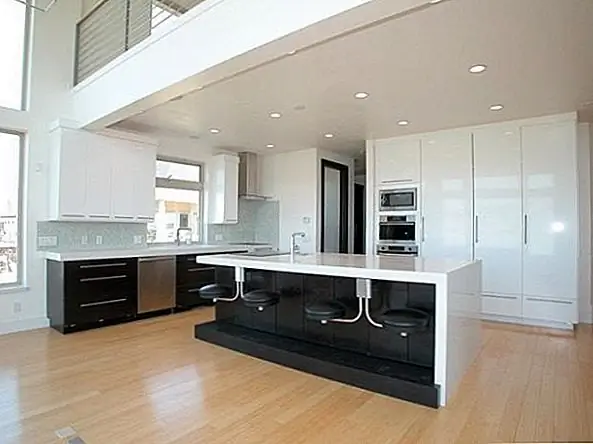 Современные кухни обычно имеют самые необычные и новаторские координационные центры. На этой кухне, например, есть несколько очень интригующих барных стульев. Вместо того, чтобы иметь регулярный дизайн с основанием, которое сидит на полу и сиденье, эти стулья прикрепляются к острову кухни, и они устанавливаются парами.