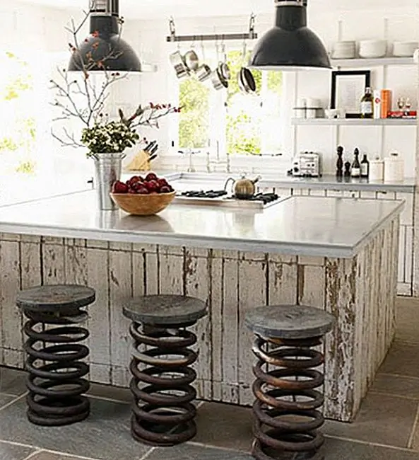 Эта эклектичная кухня также предлагает очень интересную идею для барных стульев. Их базы - гигантские источники, и они на самом деле кажутся настоящими источниками, которые были перепрофилированы. Их ржавая отделка придает им характер и индивидуальность, а сиденья дополнительно укрепляют этот винтажный вид.