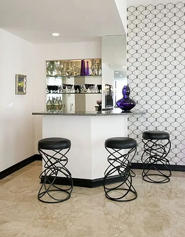 В случае с barstools базой обычно является та, которая обычно страдает от трансформации и придает им характер и обаяние. В случае этих современных барных стульев, база, кажется, имеет очевидный случайный дизайн, но на самом деле это хорошо, хотя структура, которая равномерно поддерживает сиденье и пользователя, одновременно придавая табурету уникальный вид.