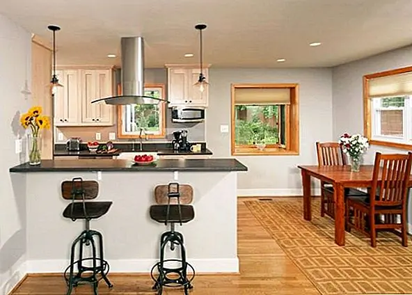 Иногда барные стойки - это те, которые придают индивидуальность всей кухне. Эти, например, выделяются своим простым, но сложным дизайном, и на самом деле они делают кухню полной. Они хорошо сочетаются с традиционным, но простым декором.