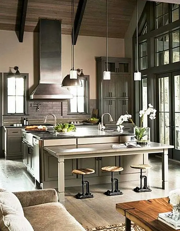 Эта кухня отличается очень творческим и продуманным дизайном. Все в нем было выбрано. Здесь есть много контрастов, в том числе между высоким потолком и низким уровнем табуретов, а также контрастом отделки и материала. Табуреты особенно обаятельны, несмотря на их размер, им удается выделяться.