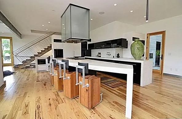 Современные кухни обычно имеют минималистский дизайн, простые формы, скульптурные формы и геометрические узоры. Иногда эти элементы сочетаются очень интересными и интригующими способами. На кухне, например, есть очень необычные барные стойки. Они имеют прочные деревянные основания, напоминающие прямоугольные блоки, в сочетании с изящными металлическими изделиями.