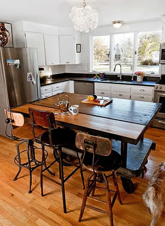 Несмотря на то, что это обычай иметь барные стойки, которые имеют один и тот же дизайн, цвет и отделку, не обязательно следовать этой тенденции. У вас могут быть барные стойки, которые только схожи по стилю, но с уникальными дизайнами. Вы даже можете играть со стилем и сочетать современные элементы с винтажными и традиционными деталями.