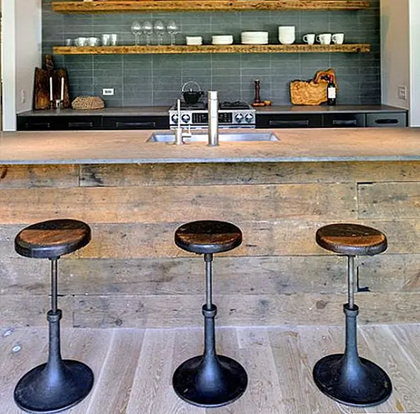Если вы выбрали дизайн, который сочетает в себе современные и промышленные элементы для вашей кухни, то вы должны тщательно выбрать дизайн для ваших барных стульев. Они идеально подходят для этой кухни, они очень просты и сделаны из металла. Они выглядят очень красиво в сочетании с каменными стенами и деревянным кухонным островом.