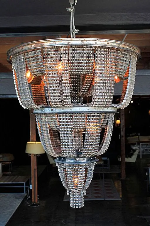 Мы начнем с этой удивительной люстры. Это очень очаровательно и выглядит довольно стильно. Но то, что вы не знаете, это то, что оно сделано из переработанных частей велосипеда. Люстры, которые вы видите на фотографиях, сделаны из велосипедных цепей, колес и других деталей, и они являются частью серии под названием «Коннект», созданной художницей Каролиной Фонтурой Альзагой. Это очень интересный и творческий способ перепрофилировать старые части велосипеда.