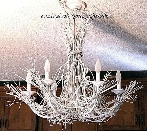 У нас также есть много других идей для вас. Давайте продолжим с другой очаровательной люстрой, на этот раз из шпагата и ветвей. Вот как вы можете сделать люстру. Сначала собирайте ветви ивы и виноградной лозы или любые другие типы ветвей, которые вы можете найти. Затем найдите рамку люстры и пятно, чтобы повесить ее. Затем начните прикреплять шпагат и ветви к люстре. Свяжите их вокруг средней части и согните ветви, следуя линиям люстры. Когда вы закончите, вы можете распылить краску ветвей. {Найден на funkyjunkinteriors}.