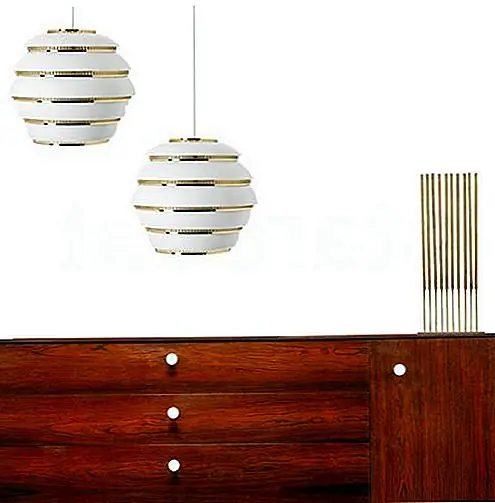 Эта стильная подвесная лампа выглядела бы очень красивой в столовой, подвешенной над столом. Это было бы приятным акцентом для гостиной. Это слишком дорого для таких помещений, как спальня или кухня. Несмотря на то, что лампа имеет довольно прочную форму, свет, который он производит, очень деликатный. Цветовая комбинация классическая и элегантная, и выбор материалов делает этот кусок чем-то приятным на долгие годы.