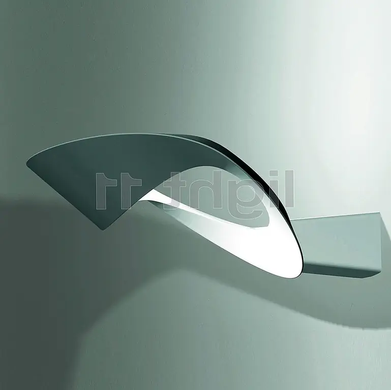 Специальный, но простой дизайн делает его более подходящим для современных домов с минималистским дизайном, но он отлично выглядит в любом случае. На внутренней кривой лампы есть алюминиевый отражатель, поэтому он позволяет снимать абсолютно бесцветный свет. Необычная форма позволяет ему зажечь свет с обеих сторон, что делает его довольно полезным, особенно в более темных уголках дома, например, в коридоре. Свет достаточно, но не слишком сильный и агрессивный, поэтому все счастливы. Лампа, изготовленная Artemide, называется Mesmeri Halo и может быть приобретена по цене от 179 до 267 евро в зависимости от выбранного цвета (белый, матовый хром или полированный хром).