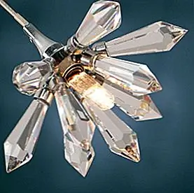 Эта люстра является подвесной, поэтому она висит от потолка. Но что действительно интересно в его облике, так это тот факт, что у него есть круглое основание, которое ближе к потолку и двенадцать струн, свисающих с него, и все они имеют очень красивую хрустальную руку в конце. Кристаллы, окружающие лампочку, имеют форму лилии, что делает их такими элегантными и стильными. Лампочка находится прямо посередине, а свет, который он распространяется, прекрасно отражается на кристаллах. Этот предмет можно купить за $ 199,99.