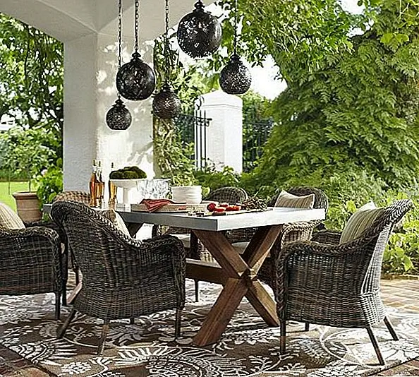 Эти подвески очень особенные, потому что они тщательно изготовлены вручную в железе, но имеют бронзовую отделку, и они пронизаны двумя разными узорами. Мотивы, созданные в бронзовых тонах, прикрывают стены, когда они освещены, и это приводит к тайне африканского континента в ваш дом. Они вдохновлены уличными фонарями в Марракеше и выглядят удивительно хорошо.