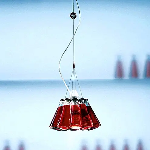 Вы можете сделать этот подвесной светильник настолько большим, насколько хотите, просто добавив еще несколько кластеров бутылок Campari и используя их, чтобы осветить комнаты. Ну, на самом деле эти подвесные светильники идеально подходят для пабов и баров, так как они также служат приятной необычной рекламой. Самое забавное, что вы можете на самом деле выпить жидкость даже после стольких часов, свисающих с потолка. По крайней мере, это то, что они говорят, но я бы не посмел. Тем не менее, вы можете купить один из этих огней, если вы заинтересованы в $ 465.
