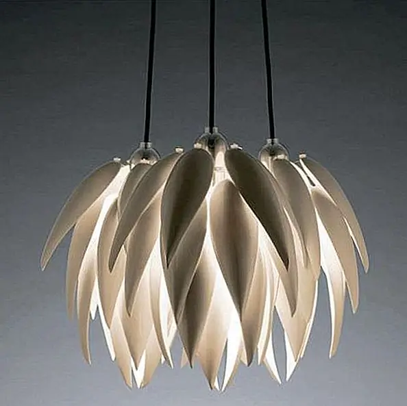 Великолепные подвески, разработанные Джереми Коулом, вдохновлены растением алоэ. С «листьями», сделанными из костяного фарфора, нюансы света, исходящие изнутри, захватывают дух.