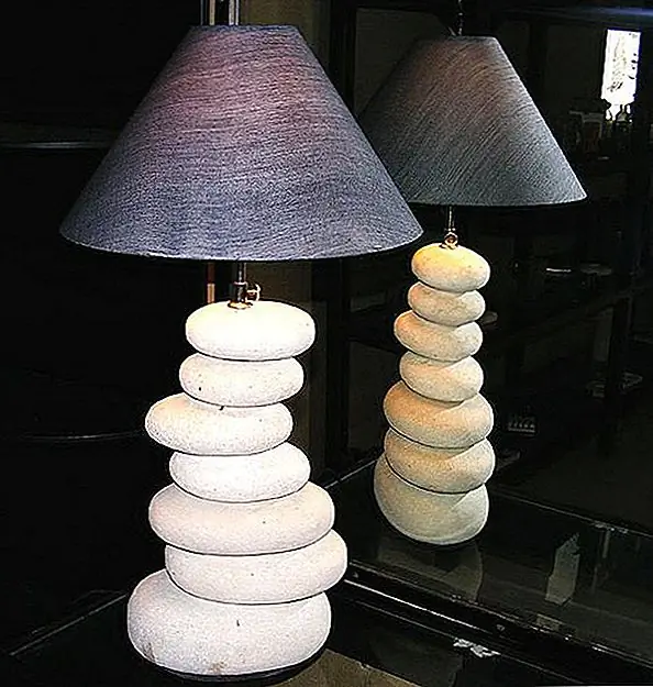 Есть что-то о гладком речном камне, который излучает мир и спокойствие. Этот великолепный речной каменный фонарь, спроектированный и изготовленный вручную компанией Putu Designer на Бали, не является исключением.