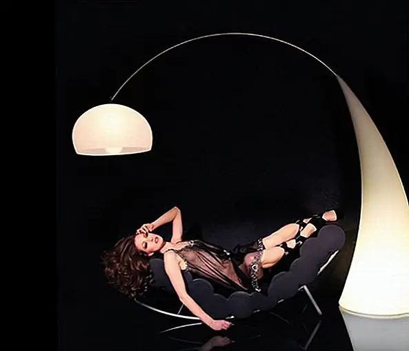 Эти два смелых торшера от Viso идеально подходят для современного дизайна. Более того, лампа JUJU поставляется в белом и черном цвете, а лампа Archie может стать отличным дополнением к колоде или кабане. Разве они не великолепны?