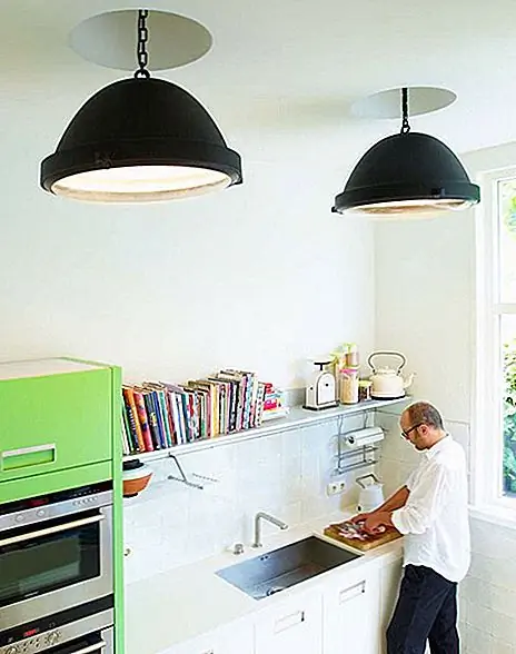 Эта простая и красивая лампа в промышленном стиле - это создание голландского дизайнера Джакки Мариса. Он имеет простой и современный дизайн, поэтому он идеально подойдет как в современном, так и в современном пространстве. Он похож на негабаритную настольную лампу и имеет основание и подставку из порошковой стали. Тень выполнена из алюминия с большим стеклянным стеклом. Лампа также доступна без подставки, и в этом случае она может быть подвешена к потолку.