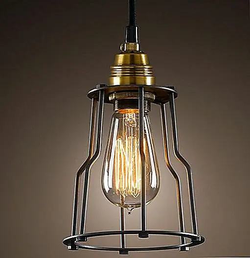 Подвеска Cage Filament - еще одна красивая осветительная арматура с промышленным стилем. У этого есть шикарное старинное чутье и имеет простые и классические линии. Открытое оборудование предназначено для освещения тепла и яркости лампочки. Подвеска измеряет 5 ½ '' в диаметре, она 8 '' высокая и поставляется с 8-дюймовым шнуром. Доступна за 118 $.