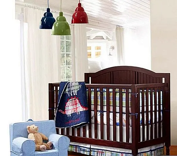 Для декора комнаты, которая находится где-то между детским и взрослым, вы можете выбрать этот светильник. Это подвесной светильник с простым, но ярким и дружелюбным дизайном. Он имеет многоуровневый дизайн, он сделан из железа, и он имеет жирные и яркие цвета. Он использует луковицы мощностью 60 Вт и измеряет диаметр 10,25 ", высоту 9,75". Доступно на месте.