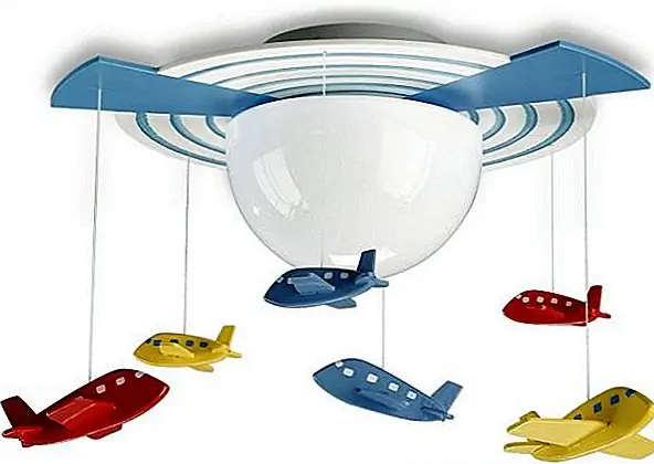 Этот светильник замечательный для детской комнаты, потому что он имеет очень дружелюбный и симпатичный дизайн. Самолеты имеют три разных цвета, и все они успокаивают и дружелюбны. Это легкий светильник, который захватывает динамизм самолетов в статическом дизайне. Это энергосберегающий светильник, и для него требуется одна люминесцентная лампочка. Доступна для 66 $.