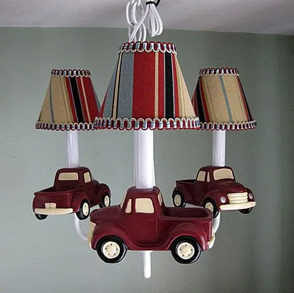 Эта изысканная люстра будет выглядеть красивой в комнате для мальчика или в игровой комнате. Он будет хорошо сочетаться с оформлением на автомобилях. На каждой руке есть старинный грузовик, выполненный из стали и керамики. Он использует три лампы накаливания и включает в себя монтажное оборудование, подвесную цепь и провод. Доступно для 406 $.