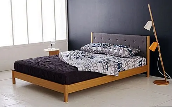 Прикольная дубовая напольная лампа