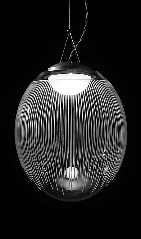 Эти элегантные и деликатные хрустальные лампы изготовлены из выгравированного вручную, выдувного стекла, с фрезерованной алюминиевой отделкой и тонким тканевым кабелем. Ручная работа в Швеции, освещение оснащено диммируемыми галогенными лампами.