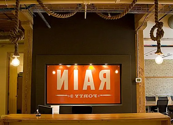 Таким образом, он не просто универсален по форме и форме, но и по техническим деталям. Я бы сказал, что такой светильник будет выглядеть красиво в гостиной, может быть, выше камина или в спальне. Но так как это так просто и гибко, вы можете в основном использовать его везде, где хотите, до тех пор, пока он находится в защищенной области. Вы можете купить их всего за 50 долларов.