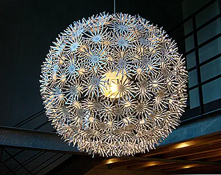 Дизайнер Маркус Арвонен сделал этот подвесной светильник для потолка и стены, означал, что он висит как настоящий одуванчик и изменяет весь аспект комнаты с его лакомством. Он поддерживается ручкой из нержавеющей стали и всеми частями тени из тщательно вывернутых кусков бумаги. Он продается за $ 89,99 и делает большую покупку для вашего дома, особенно если он немного большой по размеру.