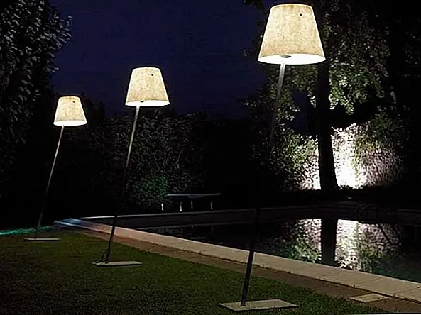 Дизайн лампы в Майами довольно прост. Основание относительно невелико, а структура является гибкой, поэтому она может быть наклонена под любым углом, который вы хотите. Свет, который он рассеивает, теплый и нежный, но достаточно сильный, чтобы освещать открытое пространство. Лампа отлично подходит для использования на открытом воздухе, потому что она устраняет необходимость в каких-либо других системах освещения. Кажется более приватным и романтичным, чем простая лампочка, висящая на стене. Доступна на антонангели.