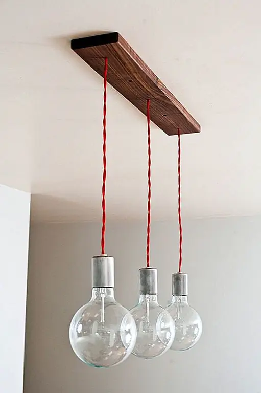 Глобусы свисают на 24 '' с 25 '' длинной базы. Это делает подвесной светильник подходящим для помещений с высокими потолками или с очень яркими и воздушными дизайнами интерьера. Кулон поставляется с простым в установке комплектом потолочного крепления с анкерными креплениями для гипсокартона. Он также имеет три очень больших прозрачных стеклянных шара, которые излучают теплый и приятный свет. Это продукт ручной работы, поэтому каждый из них уникален и имеет небольшие характеристики, которые отличают его от всех остальных. Доступны для 265 $.